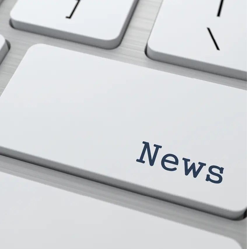 Nahaufnahme einer Computer-Tastatur mit hervorgehobener News-Taste als Symbol für aktuelle Informationen, Unternehmensnews, Blogbeiträge und digitale Kommunikation im Online-Marketing.
